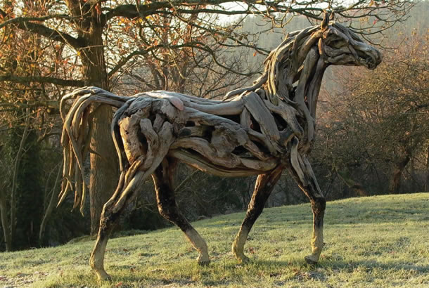 Escultora de caballos de palo Heather Jansch