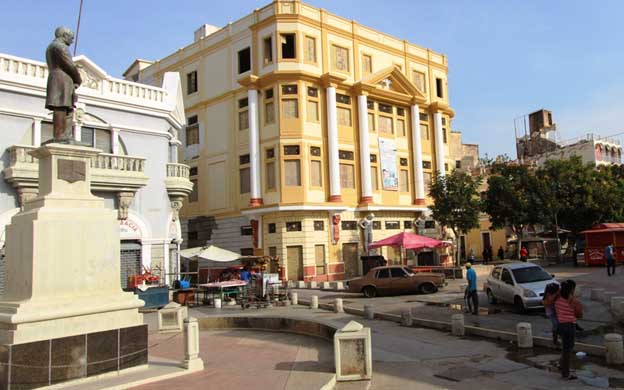 EL PASO DEL TRANVÍA POR LA PLAZA BARALT DE MARACAIBO