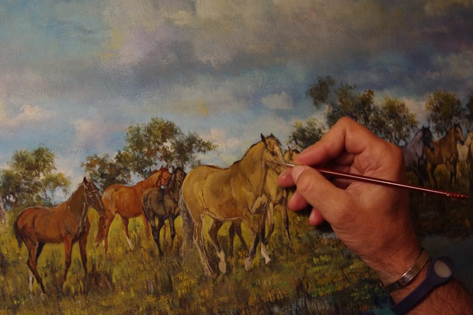 Hugo Diez pintando caballos 