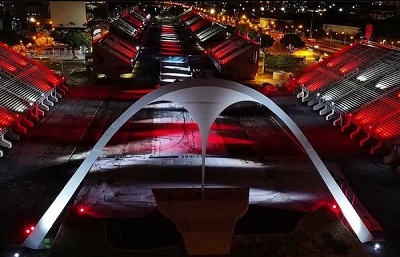 Sambódromo iluminado en memoria de las victimas de Covid 19