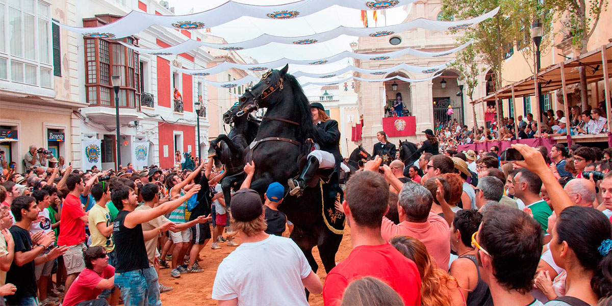 Pueblo de Menorca y sus caballos