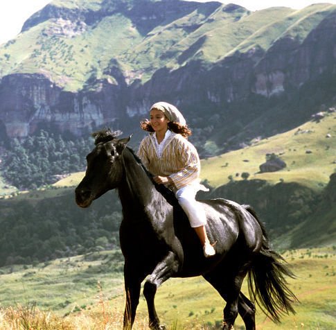 Neera cabalgando junto a su amado caballo